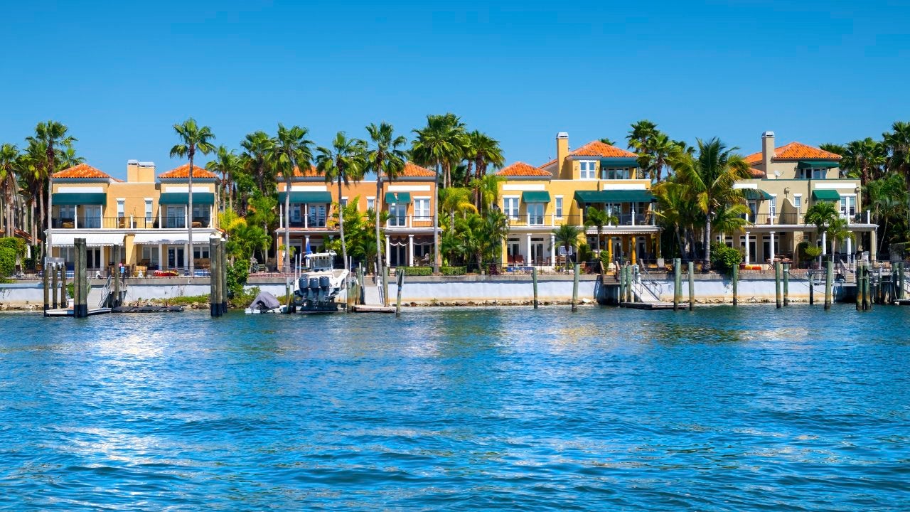Waterfront residences on Hillsborough Bay in Tampa, Florida