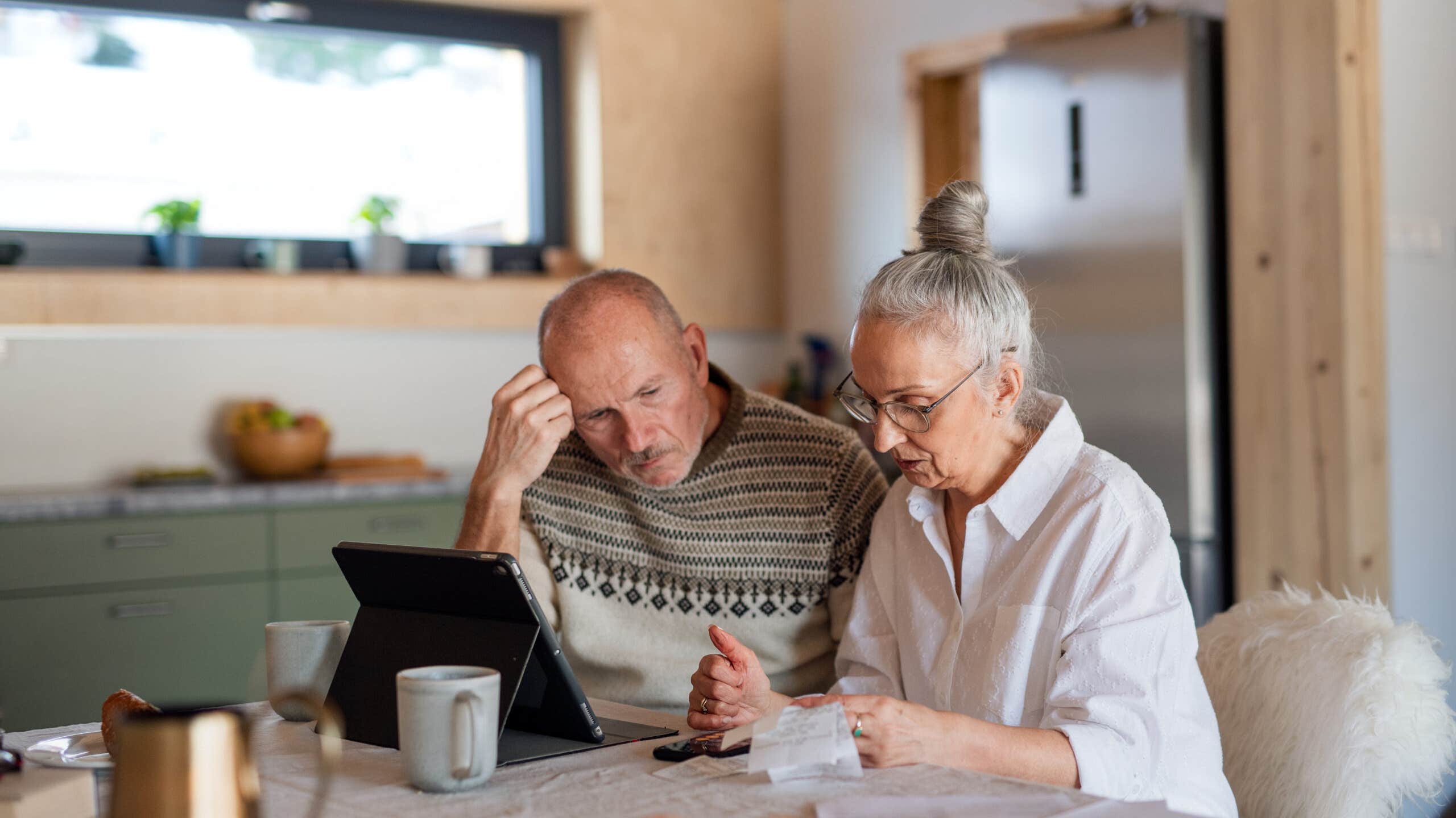 couple stressing about the rise of interest rates