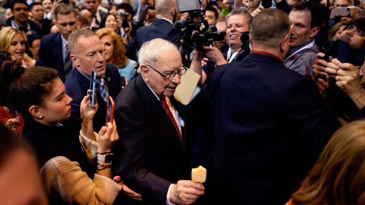 Warren Buffett is surrounded by press and fans as he arrives at the 2019 annual shareholders meeting in Omaha, Nebraska.